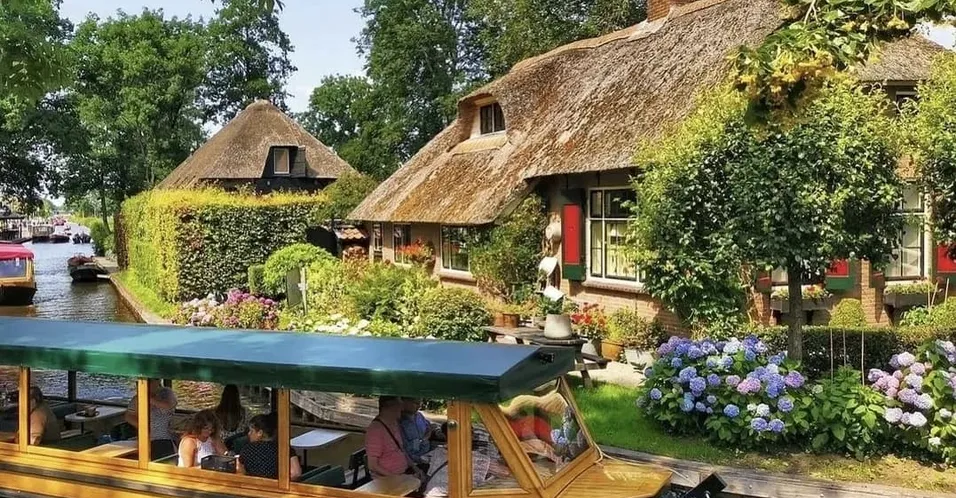 Traditional Dutch village Giethoorn